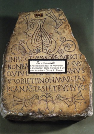 193. Épitaphe d'Ursus, art gallo-romain, 493 ap. J. C.